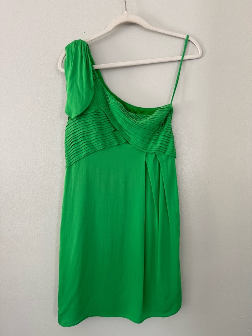 Alice + Olivia One Shoulder Pleated Silk Dress in Green